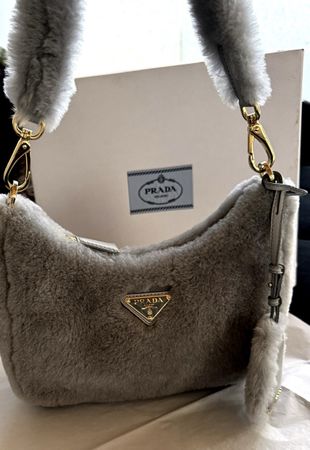 Prada Re-Edition Mini Bag Montone Shearling – Fiordaliso Gra