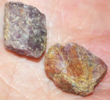 Mineralien Set L-6368 – 2 Stück Roter Korund roh Rubin –6,00