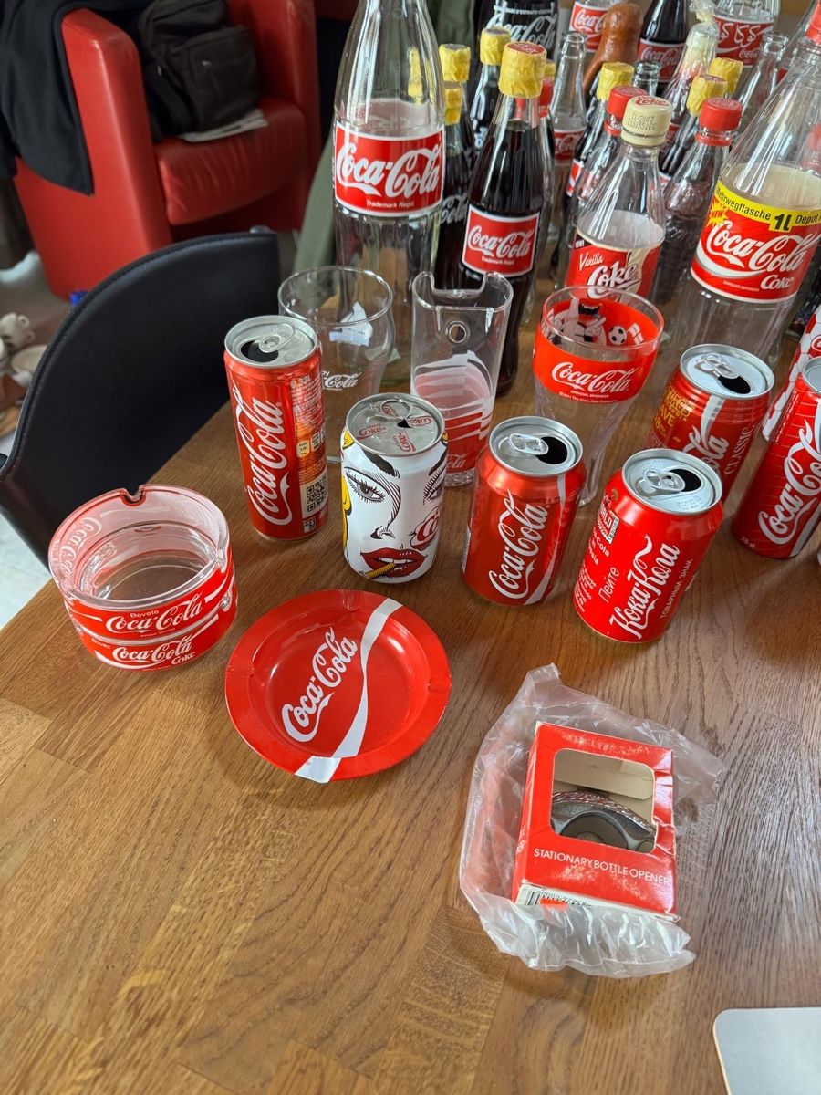 Coca-Cola Tutte le decorazioni: Coca-Cola Sammlung: Flaschen, Dosen & Accessoires - Vintage – Usato da Menziken venduto da Giulietta1 3