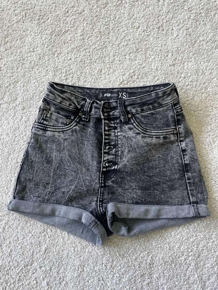 Pantaloni: Graue Jeans Shorts, Gr. XS – Usato da St. Niklausen LU venduto da car_2562