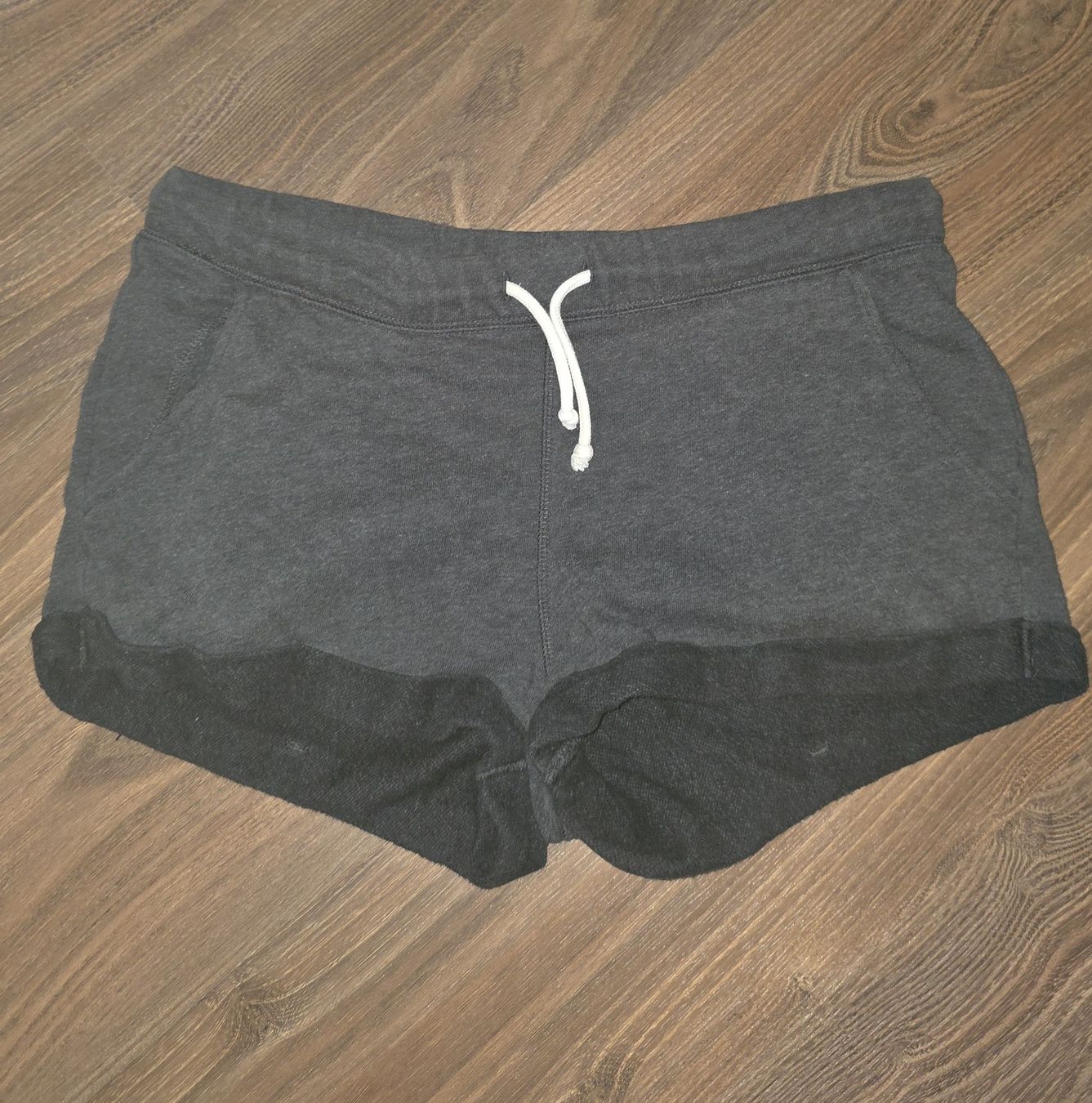 Pantaloni: Damen shorts grau Grösse M – Usato da Wetzikon ZH venduto da secondhandsfashion