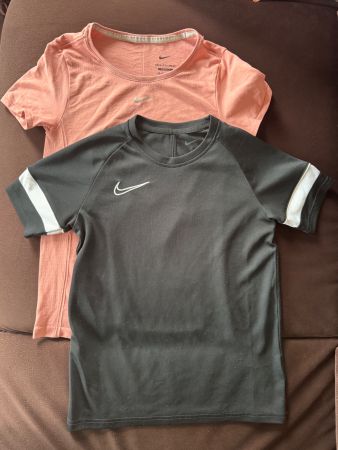 Set aus zwei Sporttops der Marke Nike, Grösse XS.