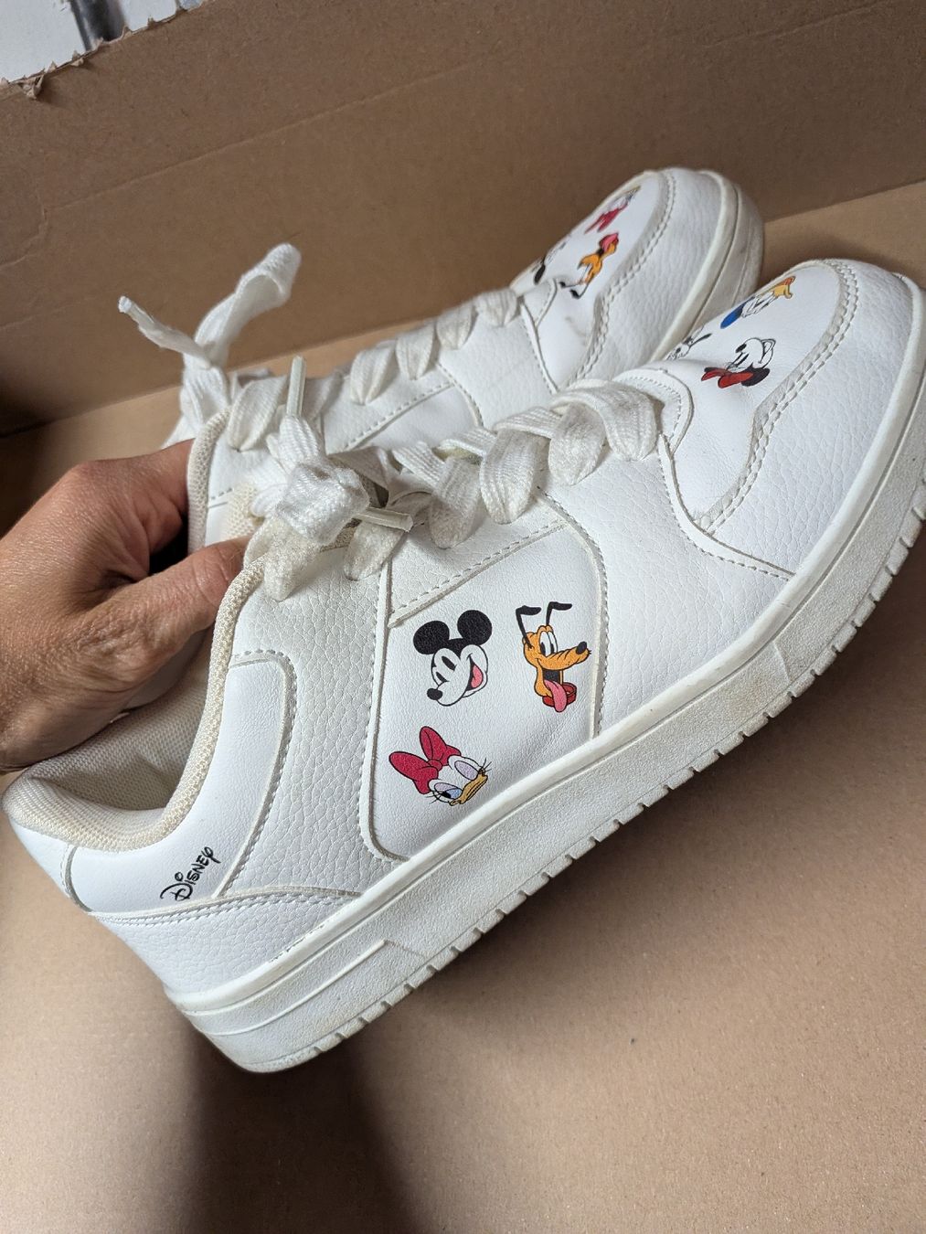 Scarpe da donna: Weisse Disney Sneakers, Grösse 39, – Usato da Pfäffikon SZ venduto da deyjanira 1