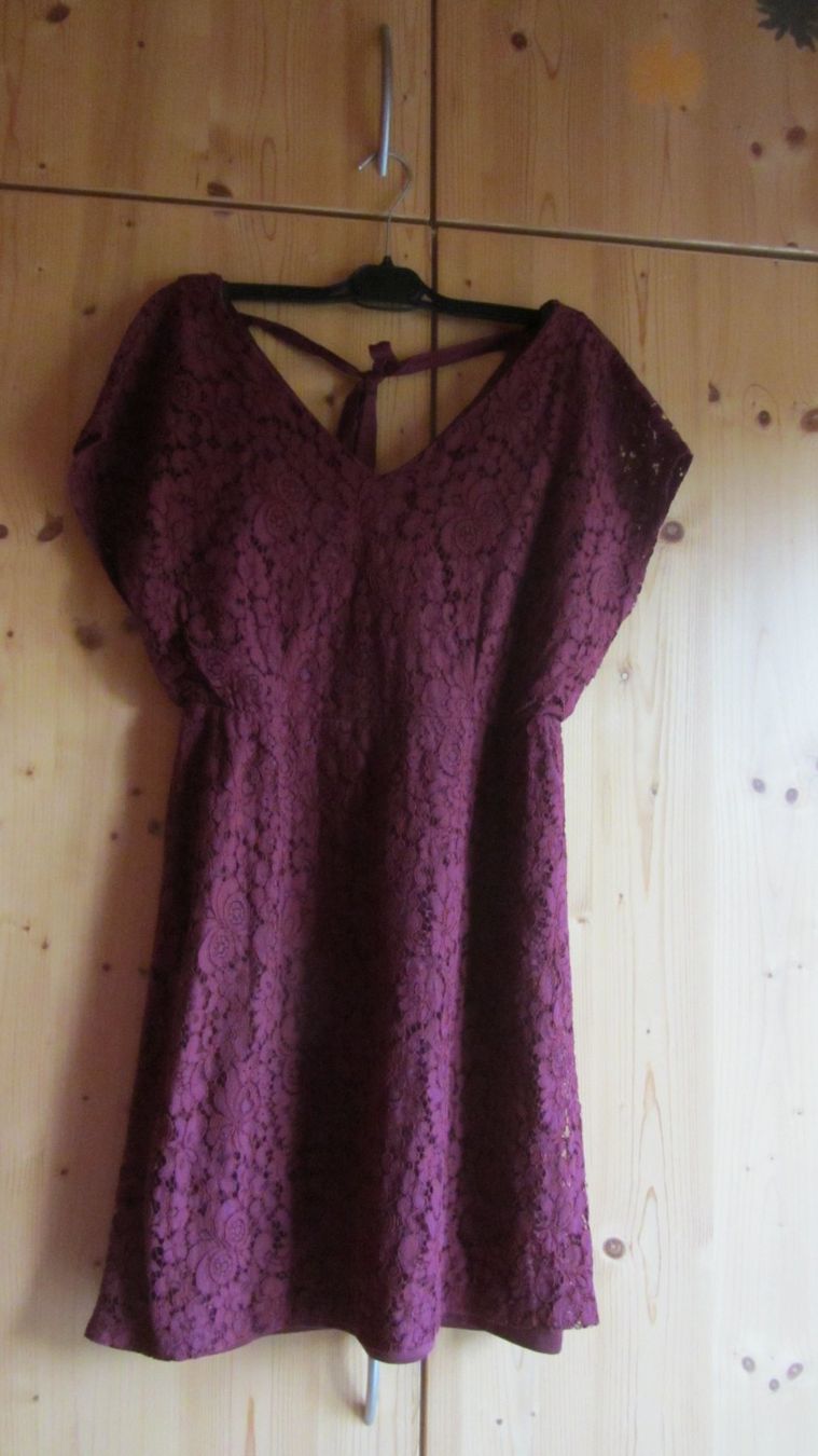 Kleider: Robe bordeaux en dentelle M About You – Gebraucht aus Oberried FR von berg04