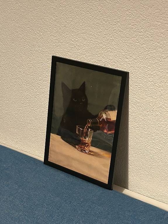 Poster & Bilder: Schwarze Katze mit Whiskey  Poster – Neu und originalverpackt aus Adliswil von nsm_r8qp