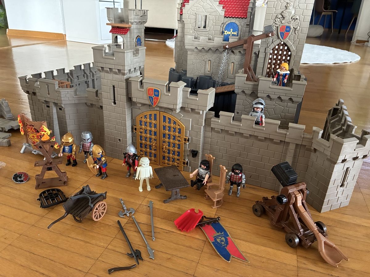 Playmobil Giocattoli: Playmobil Löwenritterburg gross – Usato da Stäfa venduto da Clandestino04