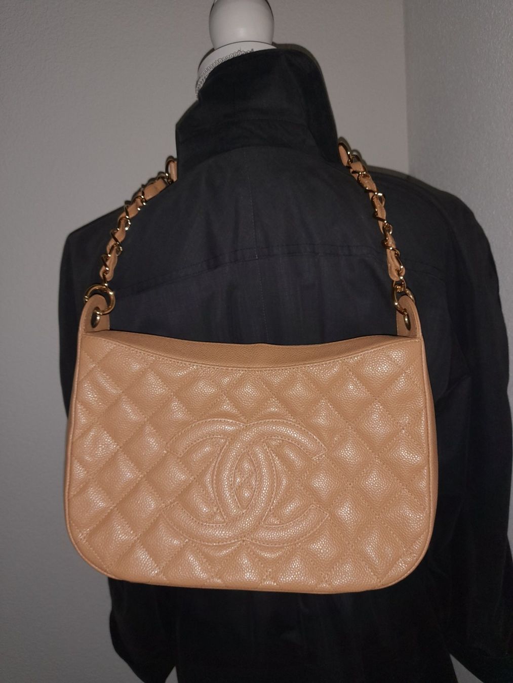Chanel Borse da donna: CHANEL HANDTASCHE, GESTEPPT, IN KLASSISCHEM BEIGE/CAMEL – Nuovo e nell'imballaggio originale da Lenzburg venduto da mayfair02