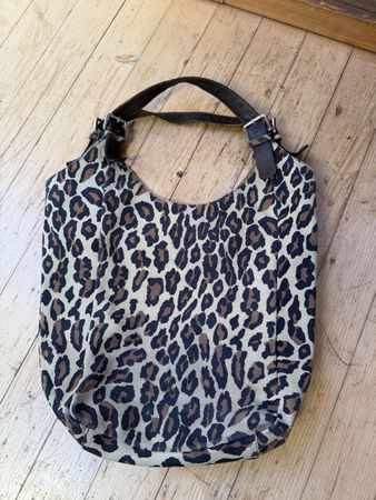 Ledertasche im Leo-Look