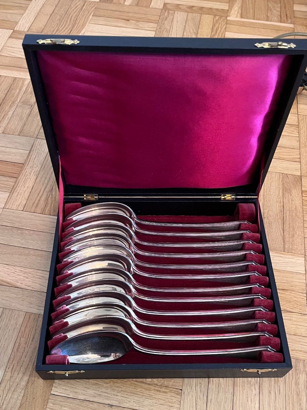 Cucchiai: 12-teiliges Suppenlöffel Set, von Mappin&webb, versilbert – Usato da Birsfelden venduto da thomey58