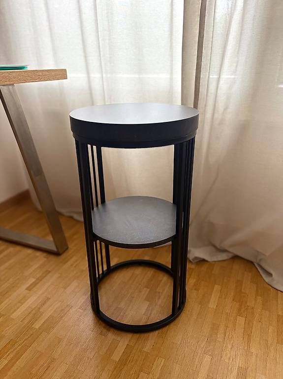 Nachttische: 2 tables de nuit pour CHF 60.-  – Neu und originalverpackt aus Genève von lkr_b2cp