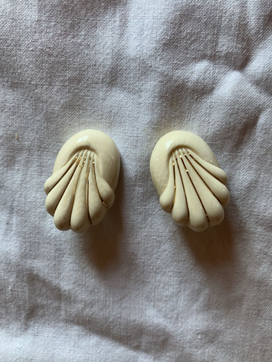 Orecchini pendenti & Orecchini a lobo: Vintage Ohrclips Knochen mit Golddraht – Usato da Bassersdorf venduto da groovygremlin