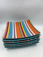 6 grandes assiettes carrées. Signées Bruno Evrard Création.