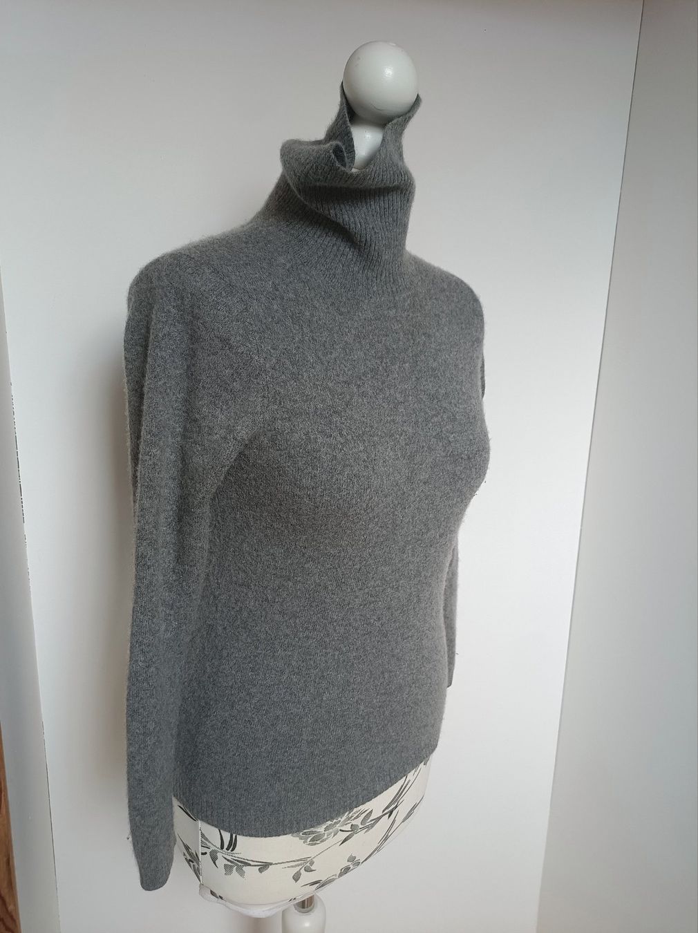 Maglioni & Felpe: Grauer Rollkragenpullover aus 100% Kaschmir – Usato da Peccia venduto da LillyMarie98 3