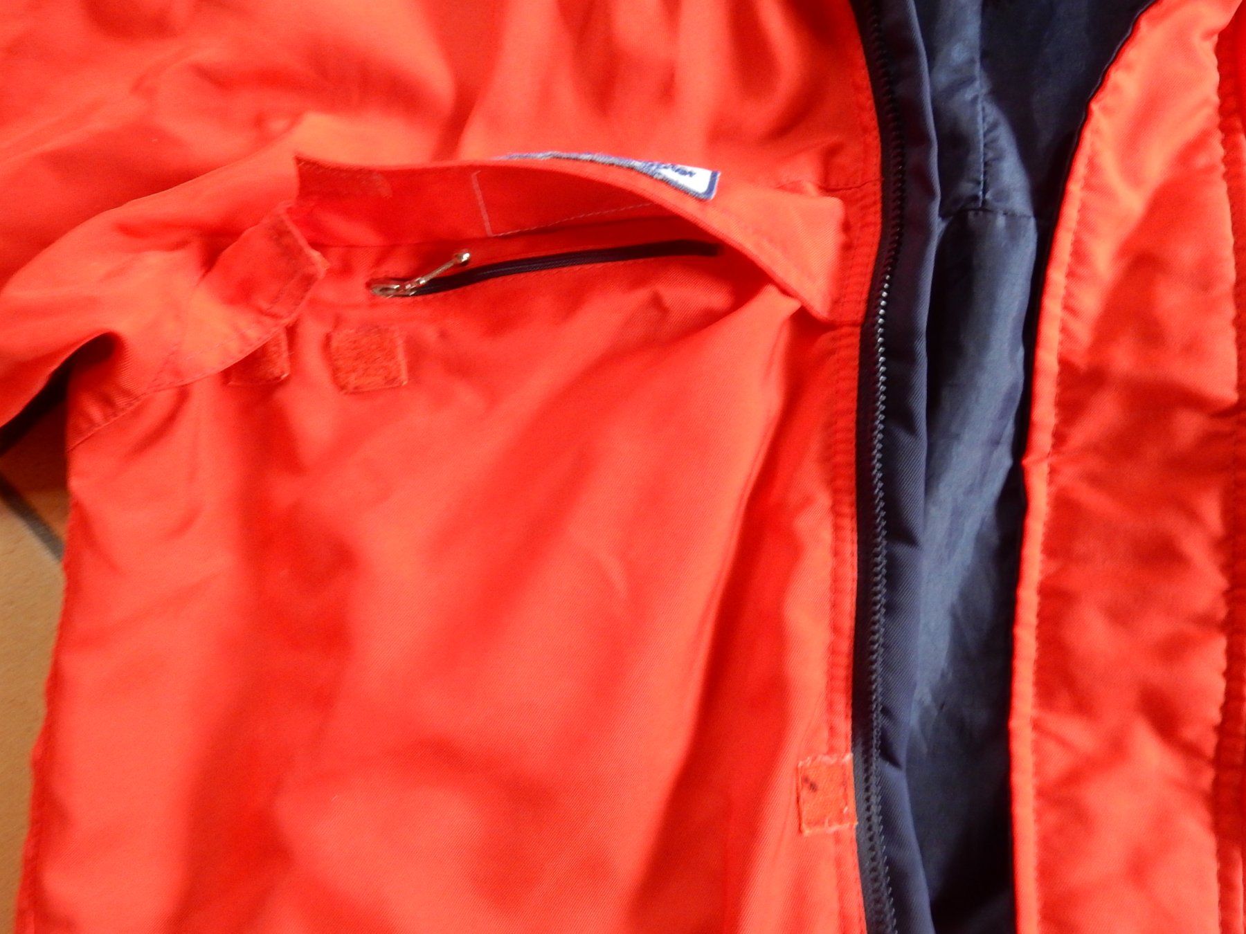 Giacche: Outdoorjacke mit Logo einer Helikopterfirma – Usato da Waldstatt venduto da Kananaskis1 8