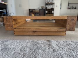 Massiver Salontisch mit Glasplatte