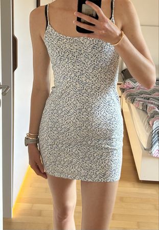 Petite robe d'été à fleurs bleues et blanches