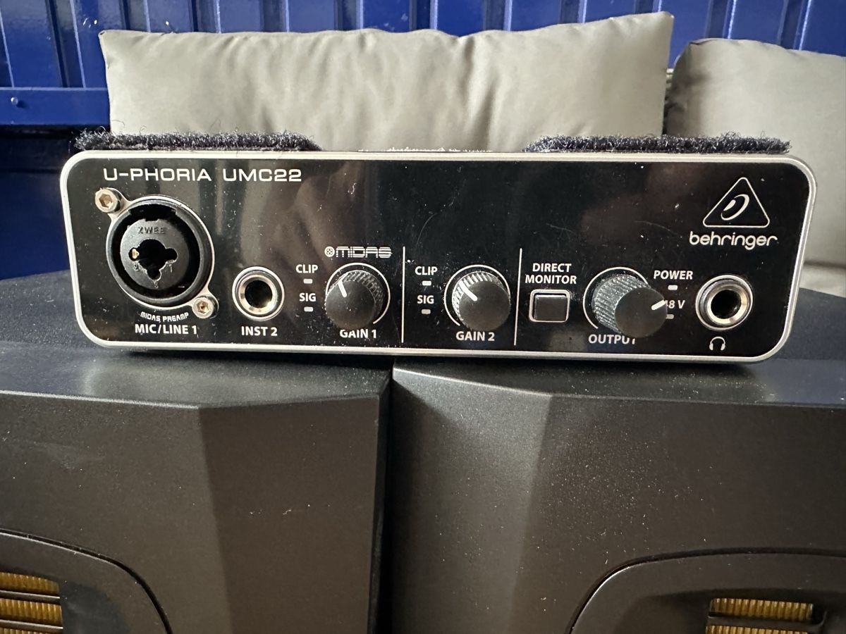 Adam Audio Haut-parleurs: 2x ADAM Audio T5V with audio interface – D'occasion à porrentruy par alp_62jd 1