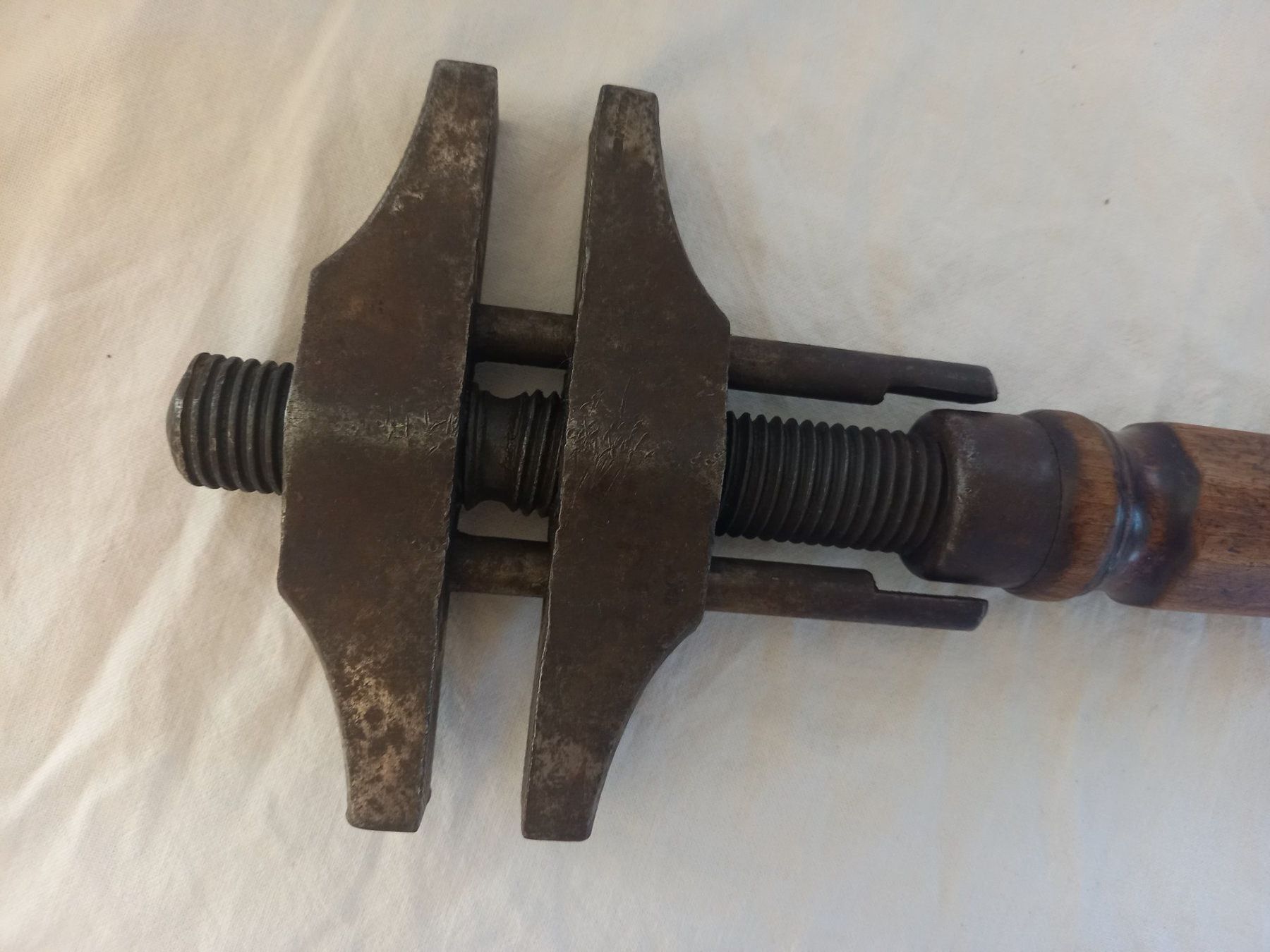 Tutti gli attrezzi: Clé à molette ancienne avec manche en bois – Usato da Rossens FR venduto da Souris1 1