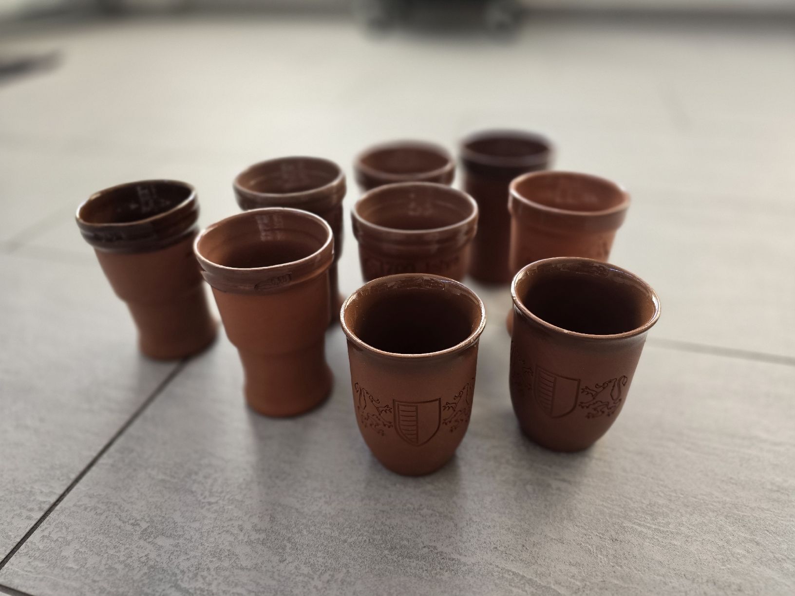 Tassen: 9 Tonbecher – 30.– VB – Gebraucht aus Untersiggenthal von JayRoguehand