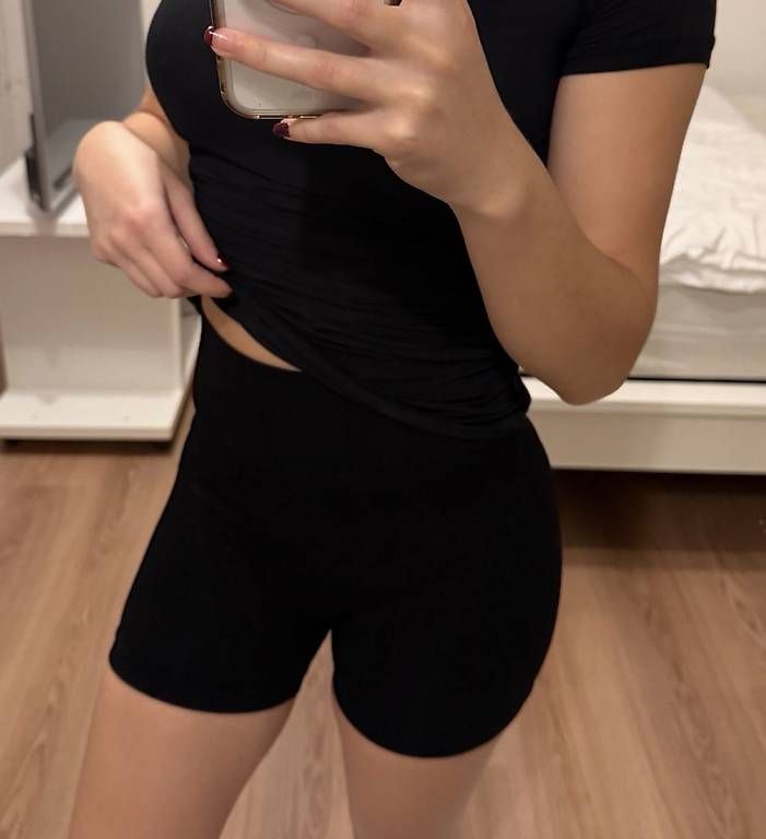 Pantalons: NAHTLOSE SHORTS BASIC SCHWARZ – D'occasion à Amriswil par deli20 1