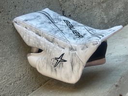 Eishockey Torhüter Blocker rechts.