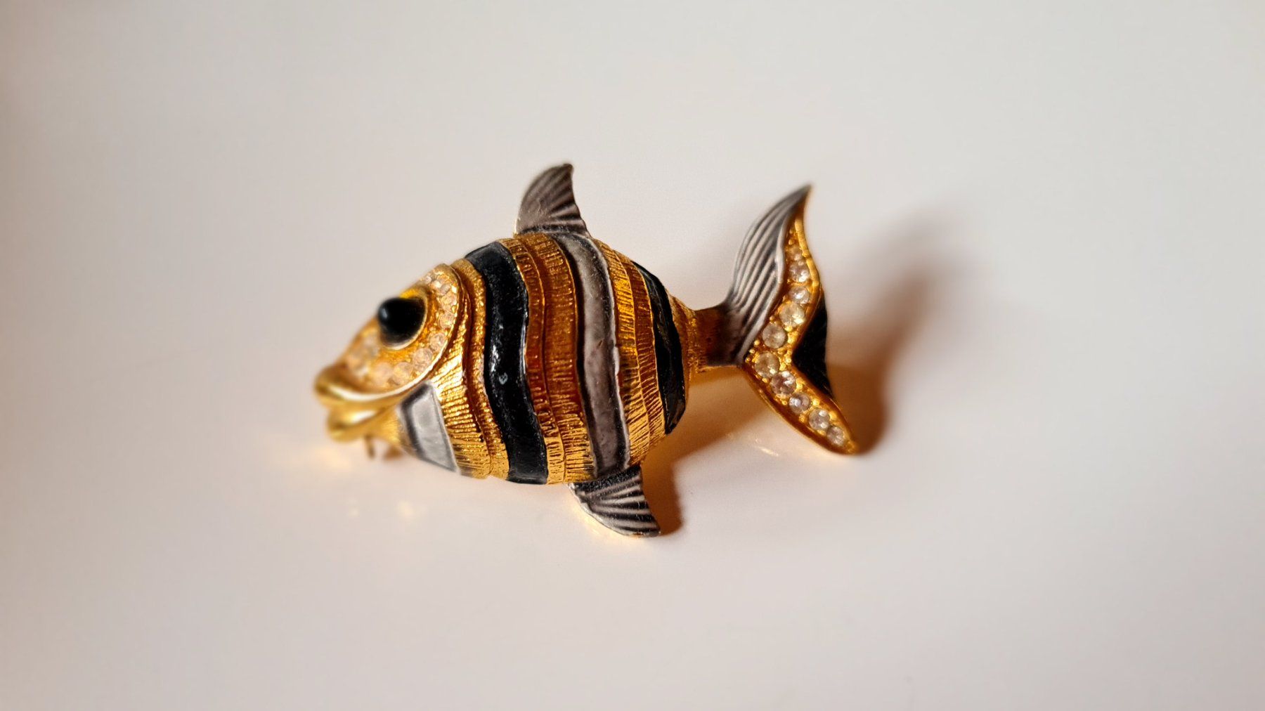 Spille & Fermagli: Fisch zum anstecken Modeschmuck mit glitzer Steinen – Usato da Frauenfeld venduto da Purzli 1