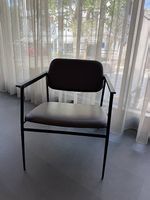Eleganter Wartezimmerstuhl mit Armlehnen  2 Stück verfügbar