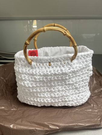 Geflochtene Handtasche mit Holzgriffen