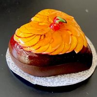 Pfirsich-/Schokoladetorte (Herz) f/Puppenstuben. Kunstharz.