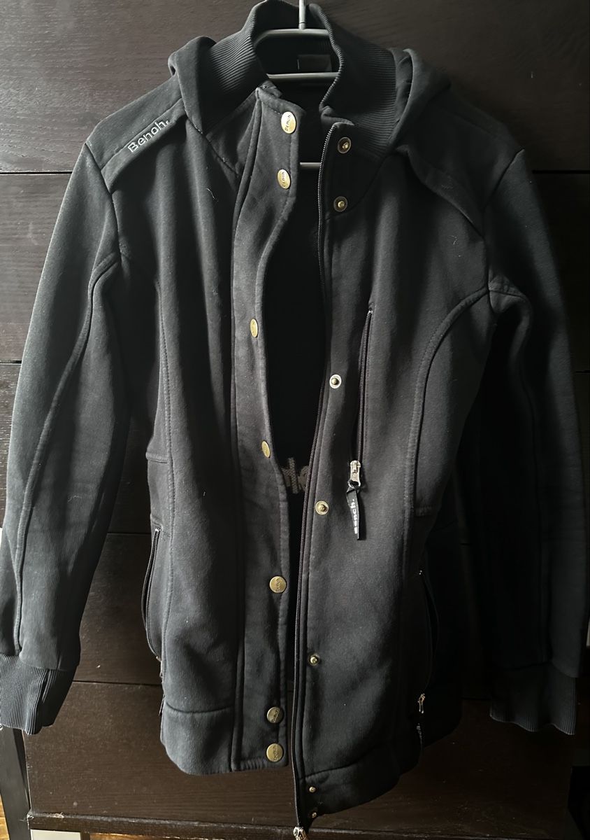 Bench Giacche: Bench Jacket: Black, hooded, perfect for cooler weather – Usato da Zürich venduto da Yuece