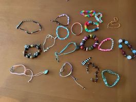 Mädchen mehrere Armbänder