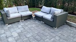 Rattanlounge grau mit Kissen