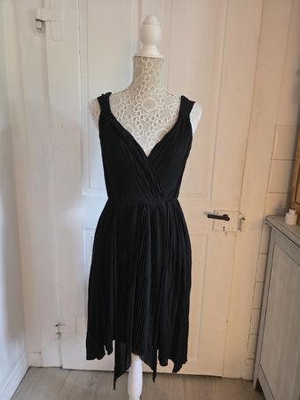 Elegantes schwarzes Sommerkleid Gr. 36 Faltenrock