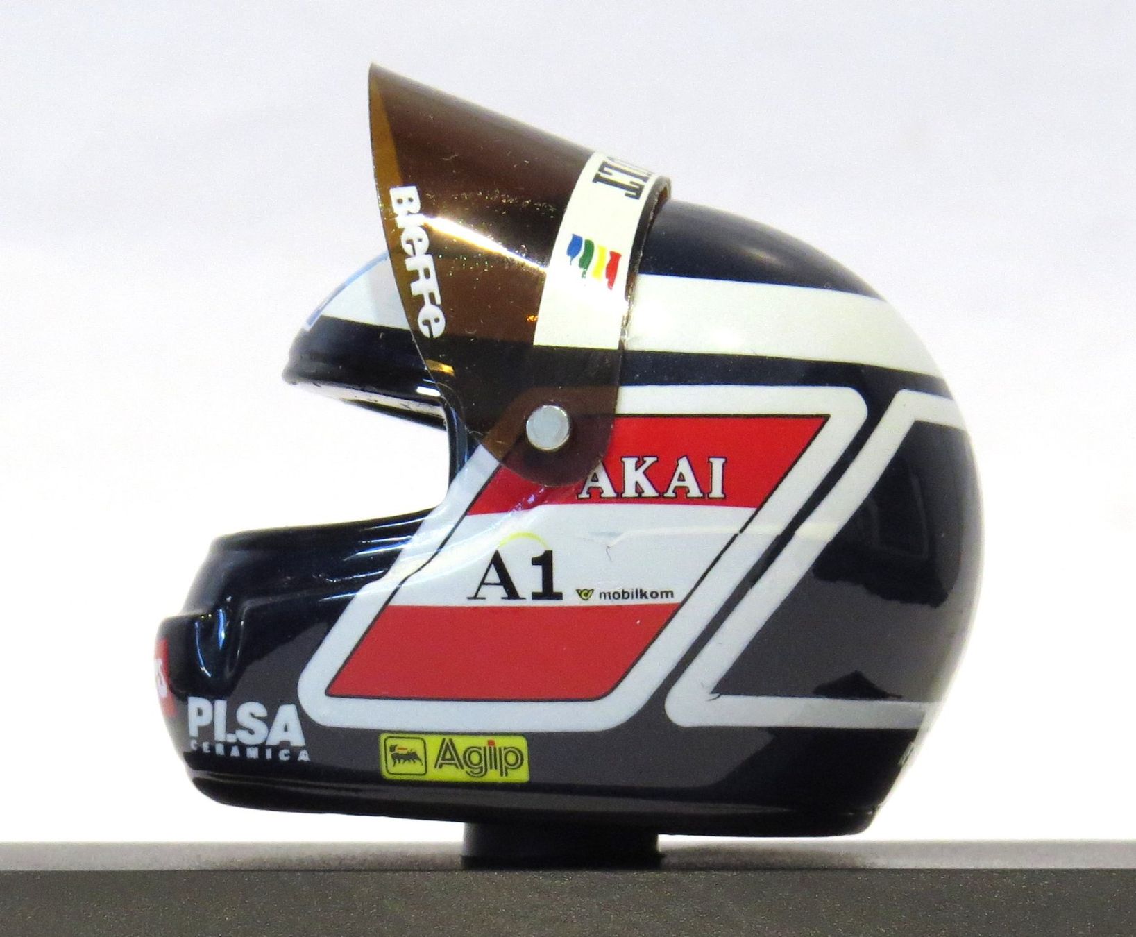 Minichamps Kit di modellismo & Modellini statici: 1:8 Helm von Gerhard Berger 1997 – Nuovo e nell'imballaggio originale da Ettingen venduto da campione_1