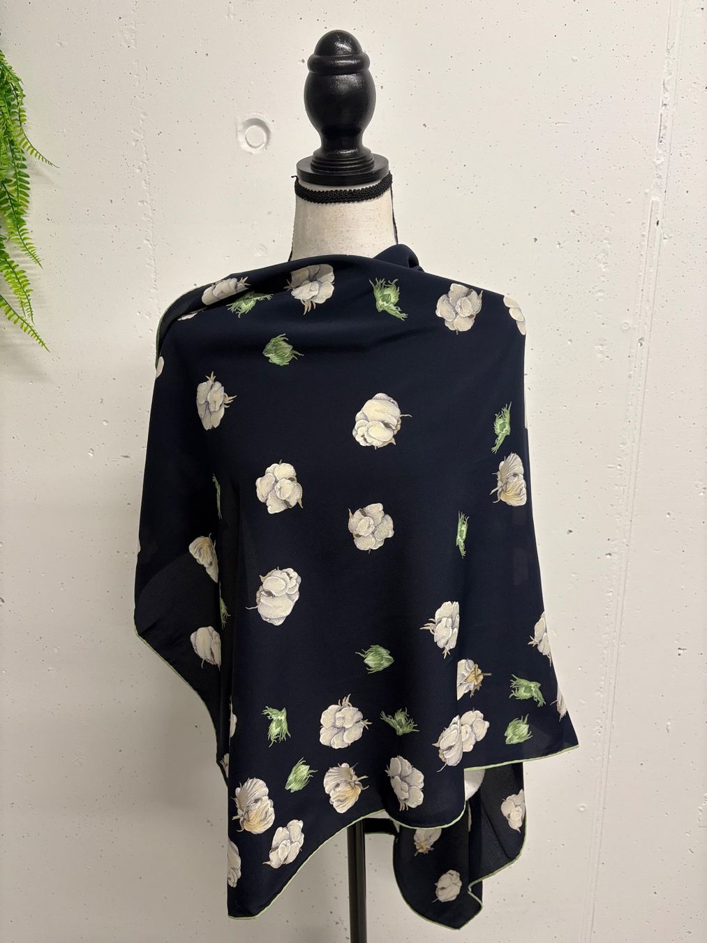 Fabric Frontline Foulard & Sciarpe: Seidentuch Fabric Frontline dunkelblau Blumenmuster – Nuovo (secondo la descrizione) da Regensdorf venduto da sec_l5cr 1