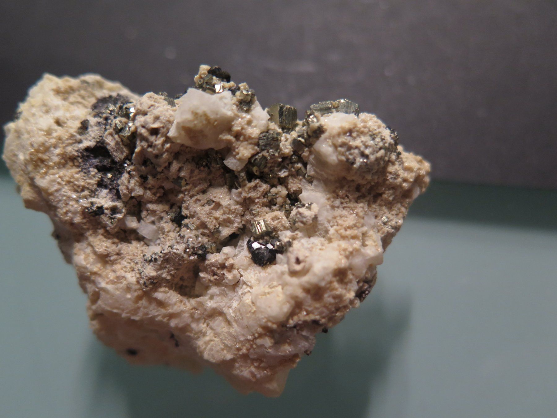Mineralien & Heilsteine: Manganocalcit mit Pyrit von Peru – Gebraucht aus Schaffhausen von Yamakana51L8736OQ8 6