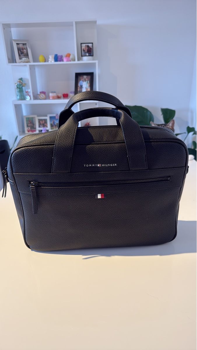 Tommy Hilfiger Sacs: Mallette ordinateur Tommy Hilfiger Essential noire  – D'occasion à Cortaillod par Alpira3D