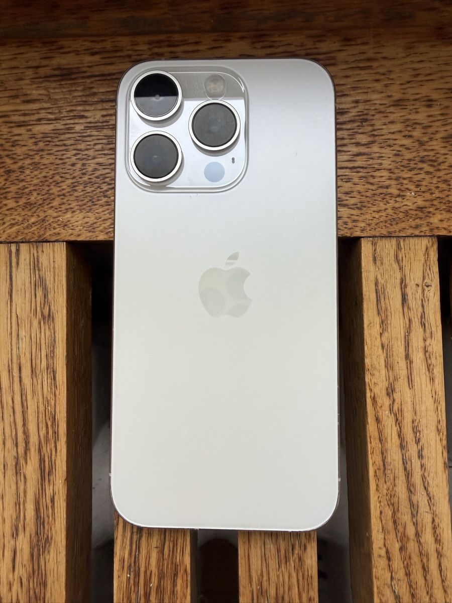 Apple Telefoni cellulari / Smartphones: iPhone 15Pro Silber, 256 GB – Usato da Basel venduto da Celiiinchen97 5