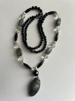 Collana vintage nera e grigia, elegante per l'autunno.