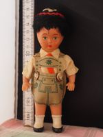 Petite poupée vêtue en costume traditionnel, vintage