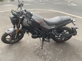 Moto Benelli Leoncino 125 + tenue complète (en supplément)