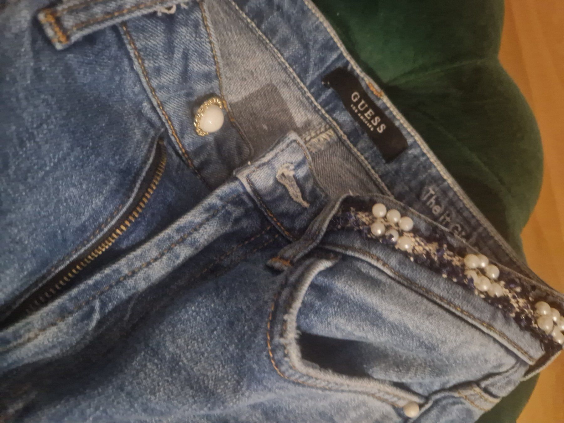 Guess Jeans: GUESS Damenjeans in Grösse 27 mit Perlengürtel – Usato da Emmen venduto da GrabandGo 2