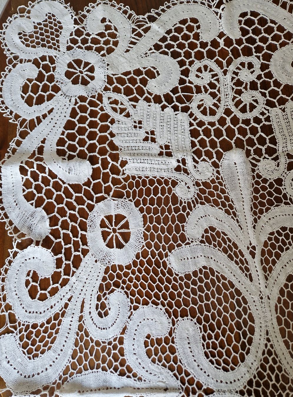 Sonstige Tischwäsche: Tischläufer 134 x85 cm/  Klöppelspitze – Gebraucht aus Bern von Antikbatik 5