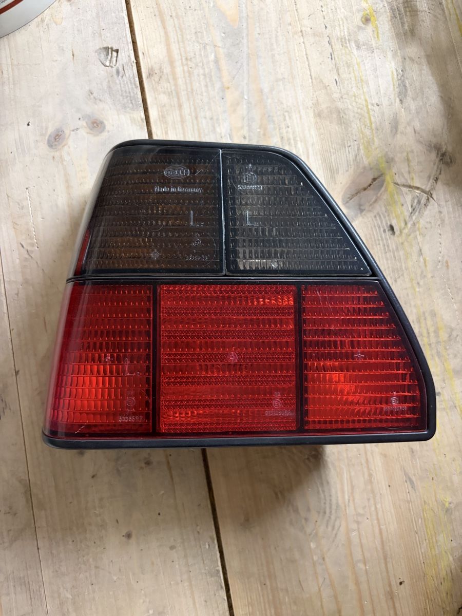 VW Toutes les pièces auto: Rücklichter Heckleuchten Hella Golf 2  – D'occasion à Schmidrüti par SigiMarkZwei