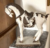 Chin. Pferd Keramikfigur im Tang-Stil auf Sockel