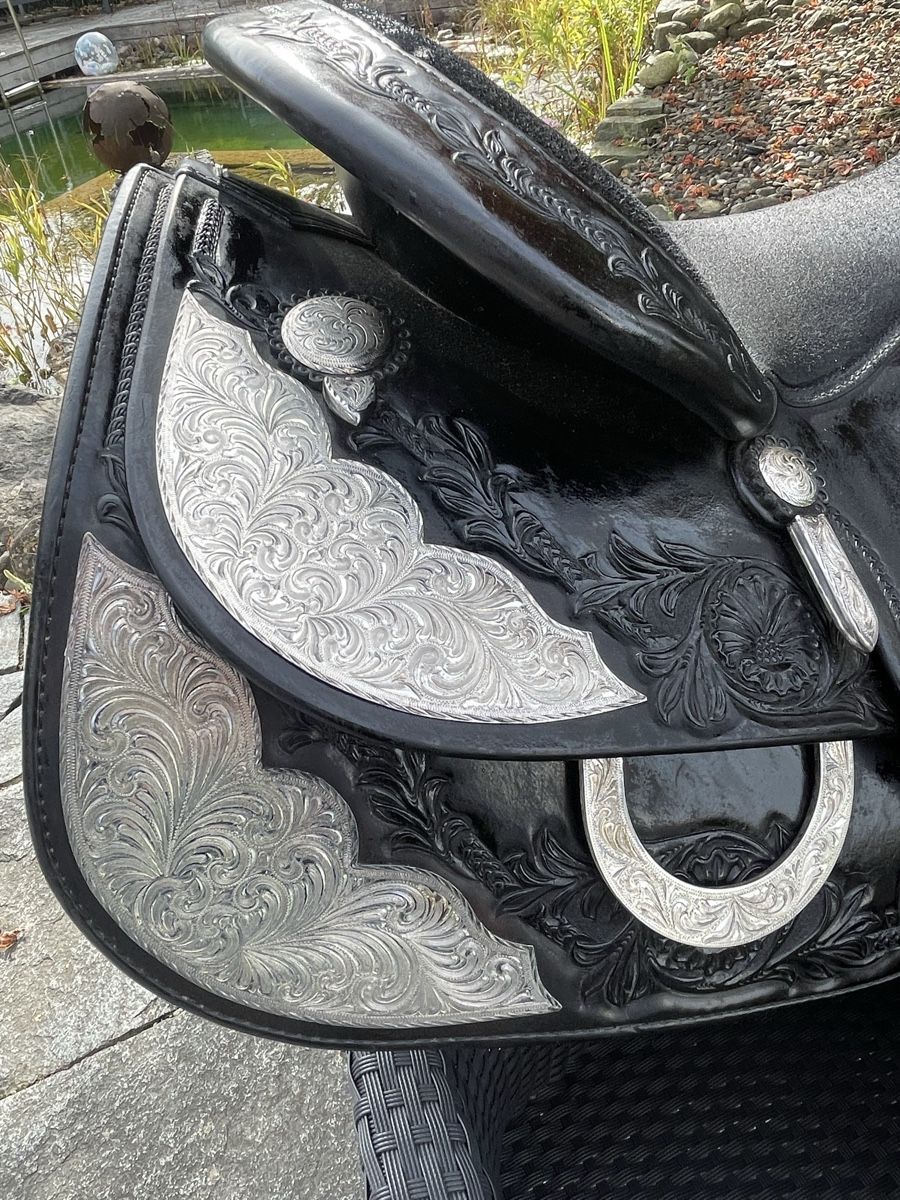 Selles, accessoires: Westernsattel / Showsattel schwarz-silber – D'occasion à Cham par pri_9ktk 9