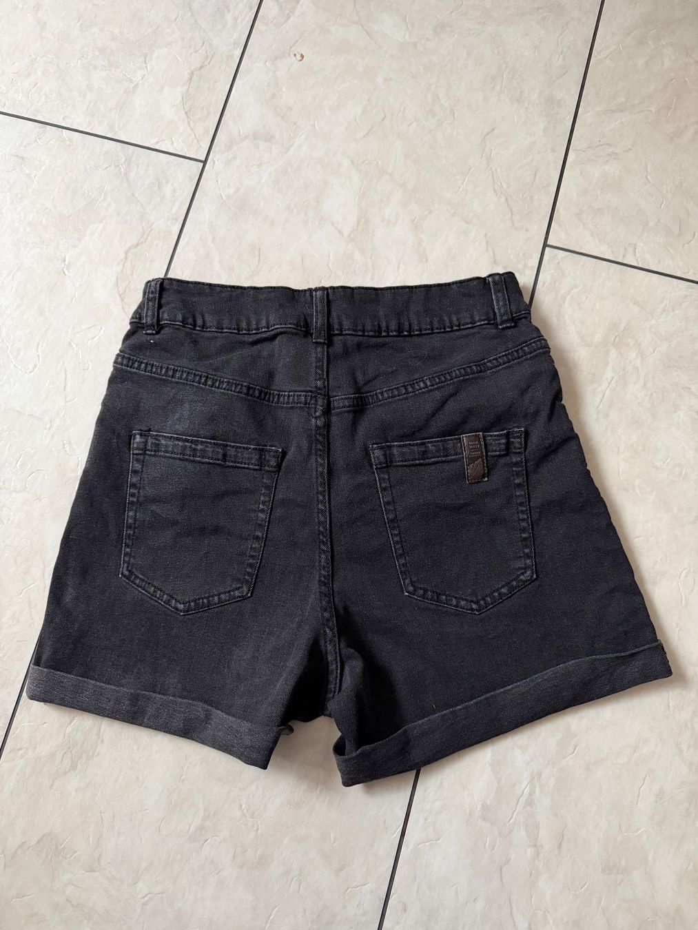 Pantaloni: black high-waisted shorts – Usato da Uetikon am See venduto da m1384 1