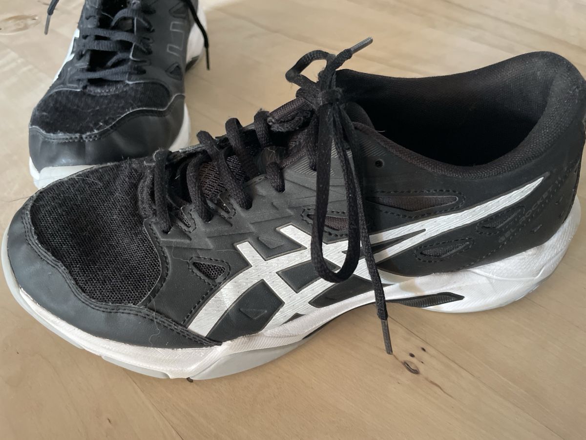 Asics Chaussures hommes: ASICS Hallenschuhe Grösse 41.5 – D'occasion à Muttenz par Fertal 1