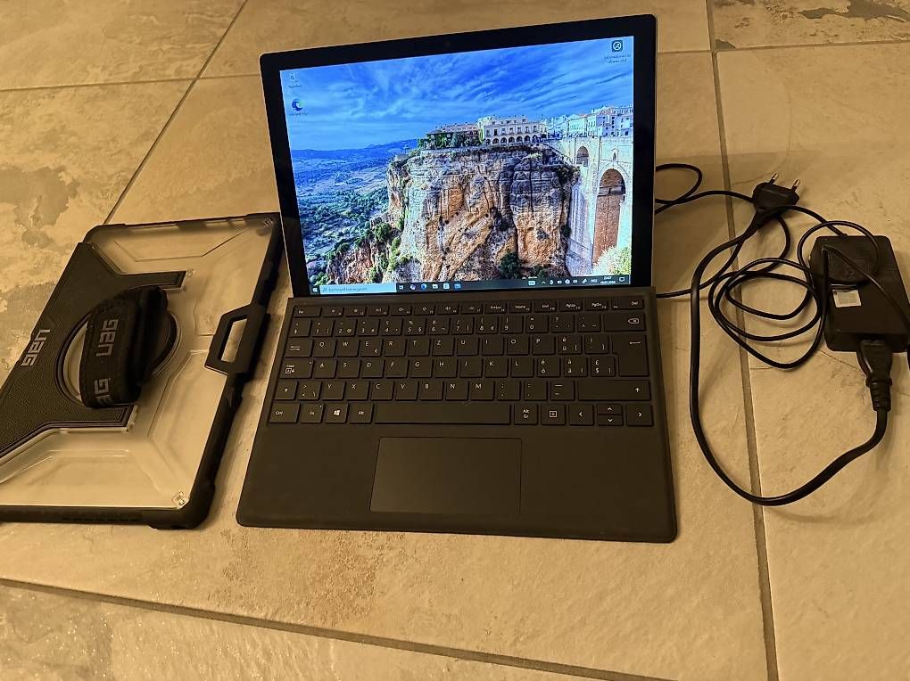 Tablet PC: Microsoft Surface Pro 5, 256GB inkl. Tastatur & UAG Case – Usato da Thun venduto da sch_pg8n