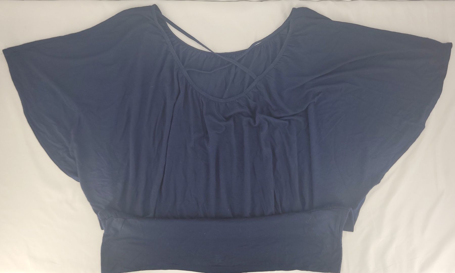 Top: PULL bleu marine Chauve-souris – Usato da Lausanne venduto da PlusValue_Lausanne 2